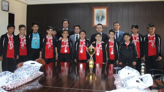 İlçemiz Yatılı Bölge Ortaokulu Futsal Takımı Kaymakamımız Sayın Fatih Kaşıkcı Tarafından Ödüllendirildi.