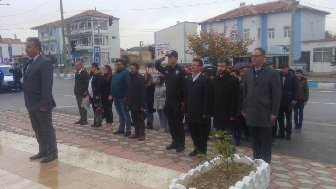24 Kasım Öğretmenler Günü çelengi Atatürk Anıtına konuldu